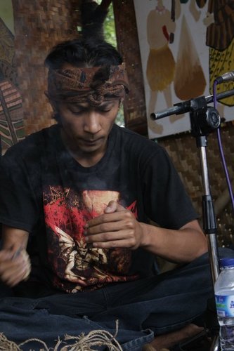 Panceg dina galur.
Akur jeung dulur,
Ngajaga lembur,
Moal ingkah najan awak lebur..!!

Sunda sampai mati.............!!!!!!!!!!!!!!