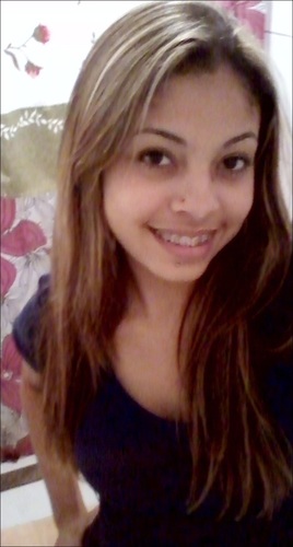 apenas uma garota ,vivendoo a vida e tentandoo ser feliz da melhor maneira possível..s2