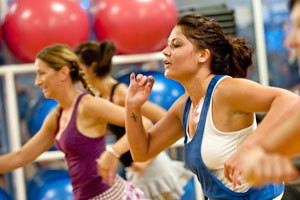 Tizoka® es un programa de baile y ejercicio inspirado en ritmos brasileños, latinos y del mundo. Un nuevo y revolucionario método para ejercitar bailando.