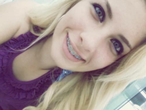 .. Não deixe de sonhar, não deixe de sorrir, pois não vai encontrar quem vá sorrir por ti. ♪*