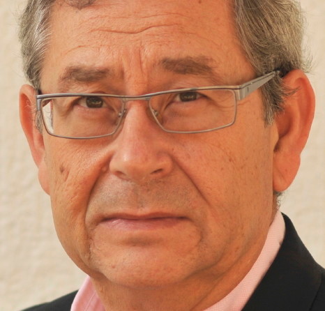 Soy periodista de vocación y de formación. He ejercido el periodismo escrito treinta años con ganas y disfrutándolo mucho. Mantengo mi pasión por las palabras.