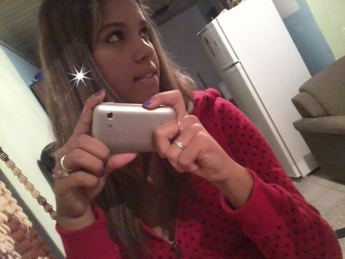 ~ garotinha imperfeita, aqeela qeê ja sofreu poor amor, aqeela qeê sabe se arrepender...  ~ aqela qeê griita, aqela qeê sente saudades, aqela qeê vive sorrindo