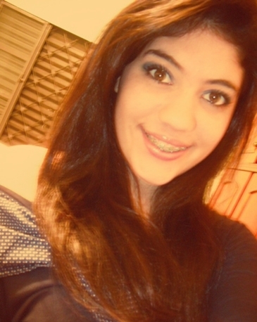 Colo, cafuné ,um sorriso, um abraço apertado, uma música, estar com quem eu gosto, rir até a barriga doer. É tudo o que preciso. ;3