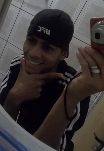 Maicon Douglas... moro em Dracena interior de São Paulo... 16 anos..  sou daqueles que jamais te deixará na mão...e que se for pra brigar .. não fugirei .. !!