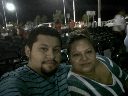 felizmente enamorado y casado con la mujer mas maravillosa del mundo mundisimo!!! Gracias por hacerme tan feliz