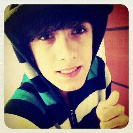 Sou eu. Imperfeito aos olhos de muitos. Mas perfeito aos olhos de Deus. 
FocoFé&Força