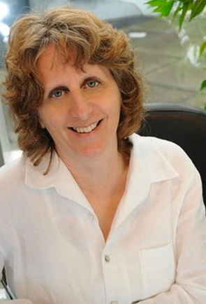 I'm a retired midwife who enjoys teaching mothers-to-be and their labour support team how to give birth naturally.