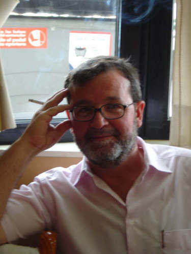 Orgulloso de ser español y escribir lo que pienso o siento ; Poeta , soñador , ex-empresario , mi interés la política y mi debilidad la economía .
