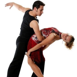Danses: rock, salsa, tango, slow fox, Cha-Cha, Paso doble, quick step, rumba, valse. Cours pour débutants, danseurs confirmés. Chaque jour en soirée.