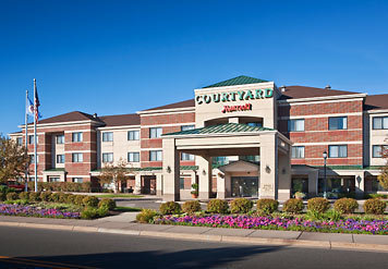 The Courtyard Roseville is perfectly positioned between I-35W, Highway 36, and I-694. This Roseville hotel is minutes from downtown MSP and St. Paul.