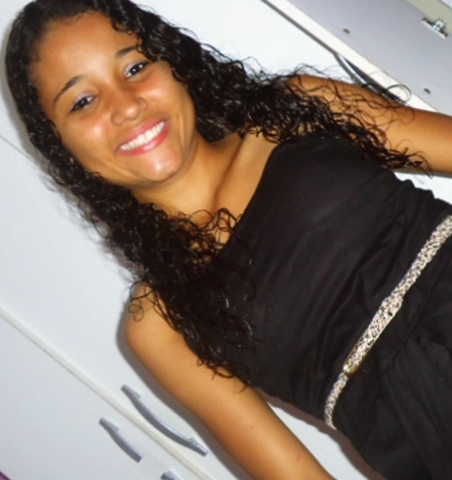 sincera, sorrisos discretos e olhar misterioso.! eu tenho a garantia do meu protetor ninguém pode amaldiçoar quem Deus abençoou =)