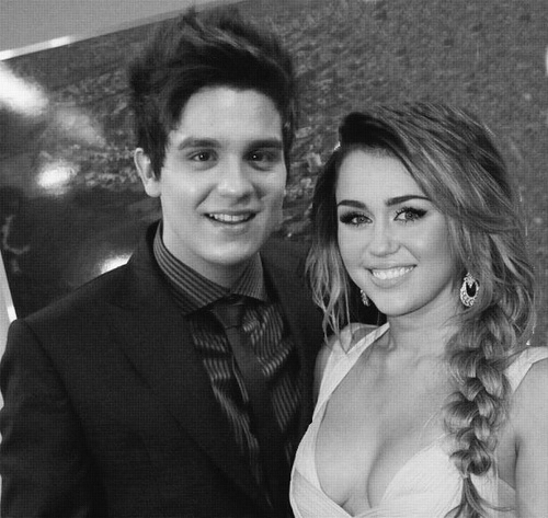 como a terra e o sol, eu giro em torno de você, e o que te faz feliz é o que me faz viver @luansantana  ♥