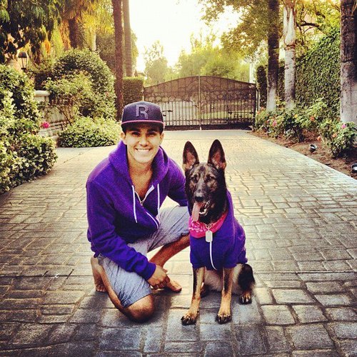Welcome. I am Sydney Pena. And I have a beautiful family and friends. my master is Carlos Pena @TheCarlosPena and he sings in the band Big Time Rush =)