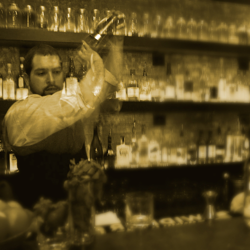 Barman que comanda os drinks de diversas baladas em São Paulo. Celebrar a vida, este é o meu clube :)