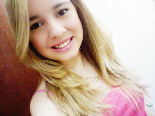 Tô me afastando de tudo que me atrasa, me engana, me segura e me retém. Tô me aproximando de tudo que me faz completa, me faz feliz e que me quer bem.