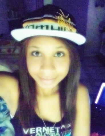 Uma Ariana , simpática , e que sempre curtir a vida ...eu msm  a menina boniitinhα dα foto αo lαdo ...**sigam_me  os bons