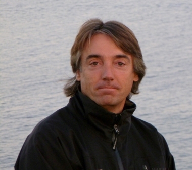Periodista náutico y publicista. Sal, Marketing y Comunicación en el ADN. ¡Qué suerte!
