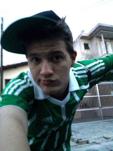 19 anos, pretendo estudar Ciências Contábeis e ED. Física.. Sou Palmeirense e adoro zuar os Santistas, São Paulinos e Principalmente Corinthianos..