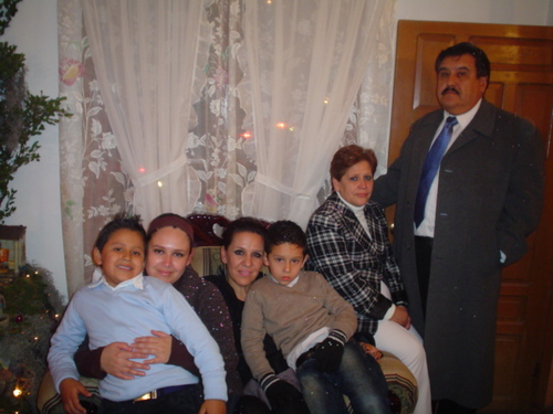 Amo lo que hago y disfruto a mi familia y amigos, trabajo por amor y estoy orgullosa del pais en el que naci...