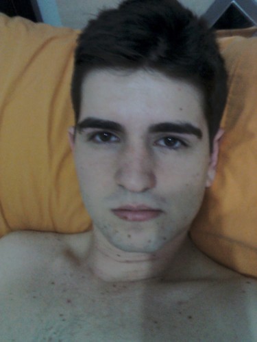 Um guitarrista cursando o 5º período de adm,  com 19 anos... Quer saber mais siga-me rs...
