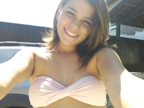 é preciso amar as pessoas como se nao houvesse amanha,pois se for parar pra pensar na verdade nao há.(8)