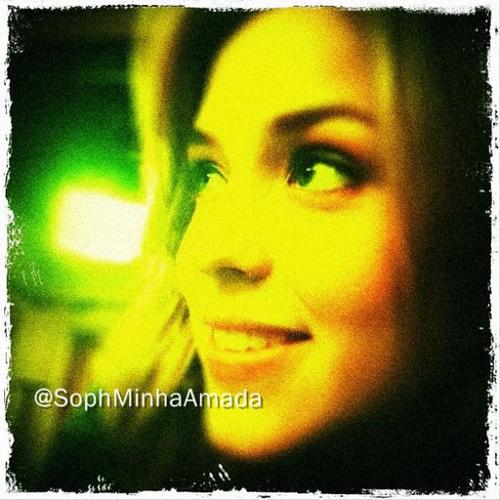 Seu cabelo me alucina.. Sua voz me ilumina.. Seu olhar me apavora.. Me perdi no seu sorriso, nem preciso me encontrar @sophiaabrahao  , Dinda: @RainhasMelPha