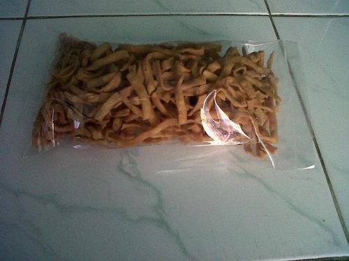 menyediakan:
1.kue bawang : rapuh, enak , ada sensasi manis dan pedes