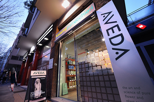 Kaiamy è un salone Aveda, una gamma completa di prodotti per la cura e la bellezza del corpo, del make-up, dei capelli.