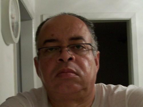 Sou   brasileiro, solteiro, moro  em   Curitiba   há  40  anos,