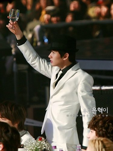 ผมลี ฮยอกแจเหงือกน้อย(?) รักทุกคนนะ จิ๊บๆ 3 -((엘프가하나만못한건 슈주를사랑멈추는것 FAM.}APbott
