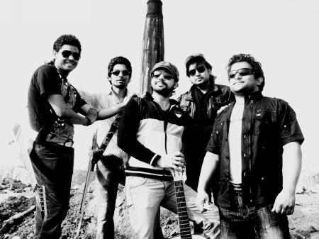 we have six members band. Naveed Yousaf ( Rishi ) Khawar Roshan ( Bobby ) Asnan Patras ( Aadi ) Abid Christopher ( Shunks ) Waseem Qadir ( Bits )