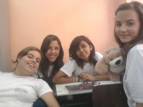 E eu deixo a saudade aqui pra tentar continuar ♫
                               Glória
