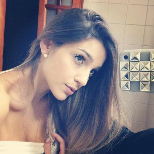 gabimerjann_'s profile picture. viver a vida como ela é ....