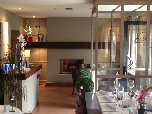 Nous sommes un restaurant gastronomique à Nice ouvert depuis 1933 , au bas des marches du château .