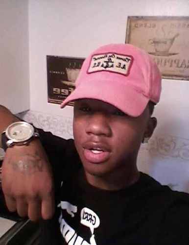 Follow my wife tho @BonitaChicaa_ #3hunnaBITCH #tattedup #L's up fa them hittaz...Follow me i might follow back