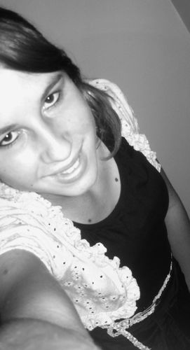 14 anos,libriana,GREMISTA DE CORAÇÃO,adoro vôlei,odeio falsidade e gente invejosa..Sou complicada.mas também sangue boom.. ;)