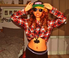 -Funny sometimes freaky weirdo creative and 3 3 artistic and have a good style #freakysometimes and #love . !