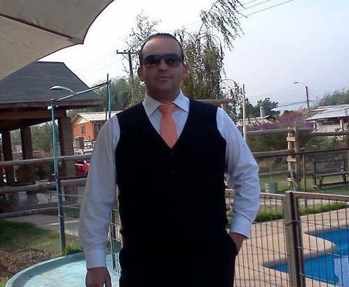 37 años, Amo a mi mujer he hijos. Mí oficio, Administrador en una empresa de Retail Chile. Me encanta la música y los momentos familiares...