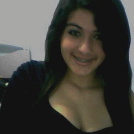 Morena dos olhos verdes, 15 anos, geminiana, colorada, futura engenheira, 1° ano do 2° grau, retardada, ciumenta e chata, muito chata (: