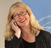 Esther Smit is tekstschrijver en beeldend kunstenaar bij MadebyEsther. Ze schrijft teksten voor reclamebureaus en bedrijfsleven. Bel 06-21835116!