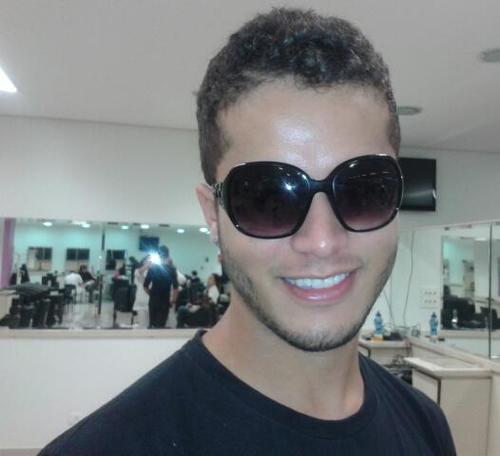 Cabeleireiro e Maquiador. Produtor de beleza,Noivas,Debutantes e Formaturas.