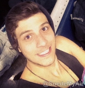 Eu amo seu sorriso,amo seu olhar,seu jeito de falar.. Tudo em você é lindo... @ChayLeao
(29.06.12)