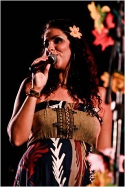 A cantora paraibana Naiá descobriu o seu dom musical aos 14 anos filha de músicos, e dona de uma bela voz seguiu caminho na musica, passando por vários estilos