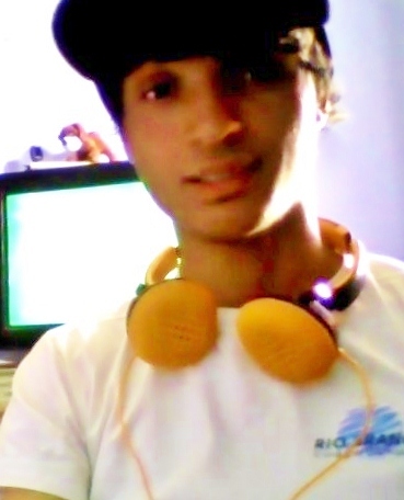 Alegre,Ousado e Filho De Deus !! , Sou Apenas Um Menino Feliz Correndo Atraz De Seus Sonhos : ) ... DEUS é comigo ...