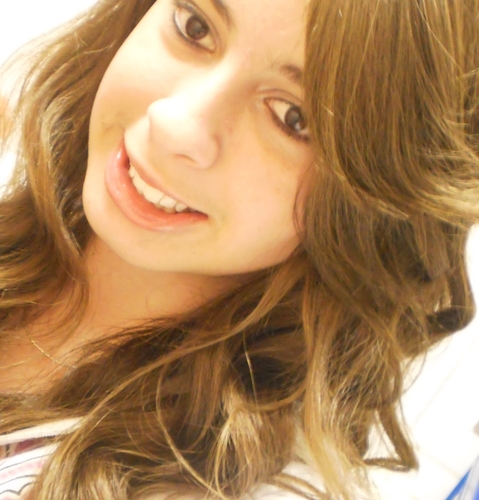 ' *-*

Soou ciumenta, possessiva , boba, insegura, romântica, chorona, mandona, orgulhosa, irônica, sonhadora, exagerada e dramática.