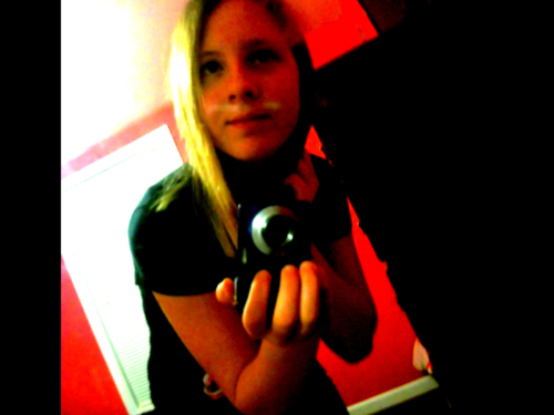 sorry cant descibe my whole self in 160 charicters theirs way to much to explain so just ask what you want to know =-}D~