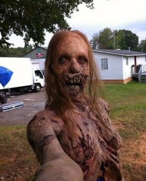Fui publicitária, frustrada e com twitter. Dei o meu cu pra um zumbi que arrastava a perna pra mim. Fiquei sem cu e sem amor :\