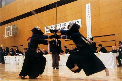 武道全般に興味があります。学生時代は剣道をやっておりました。普段のできごとや気になったことをつぶやいていこうと思います。よろしくお願いいたします。