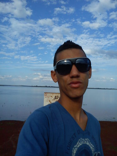 chato,alegre,divertido,sentimental,apaixonado por musica e por futebol.. esse sou Eu =^)