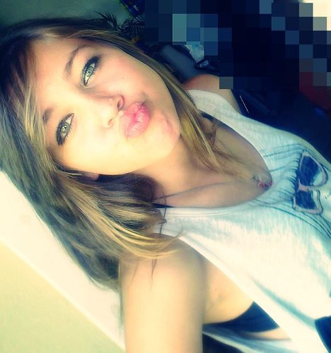 ah menina qe te encanta só pelo simples fato de sempre ta de bem com ah vida , e ah menina qe ama e nao tem medo de assumir ...  3